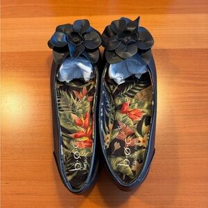 B OC by Born black , peony, flat floral size 6 M